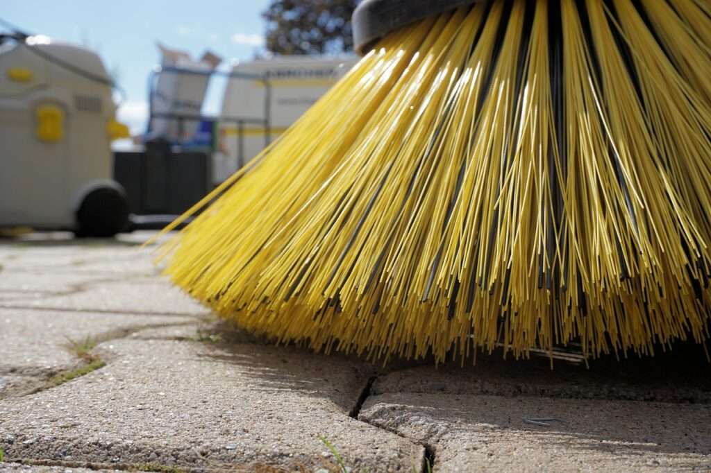 sweeper 1687444 1280 1024x682 - Winterpflege für den Garten: Tipps für die kalte Jahreszeit